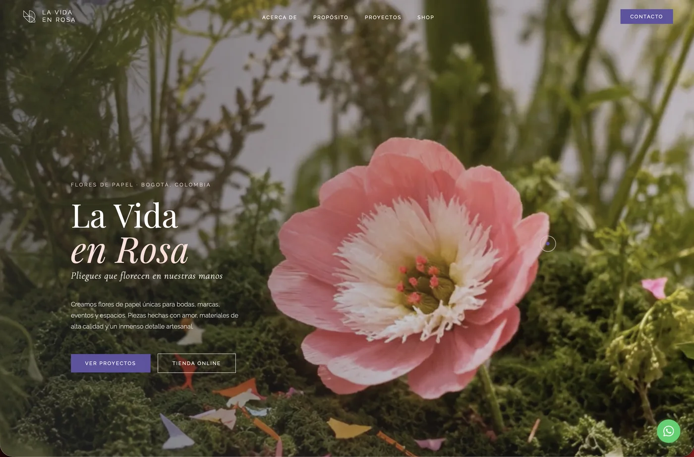 Portada del sitio de La Vida en Rosa, con una flor de papel rosada entre musgo